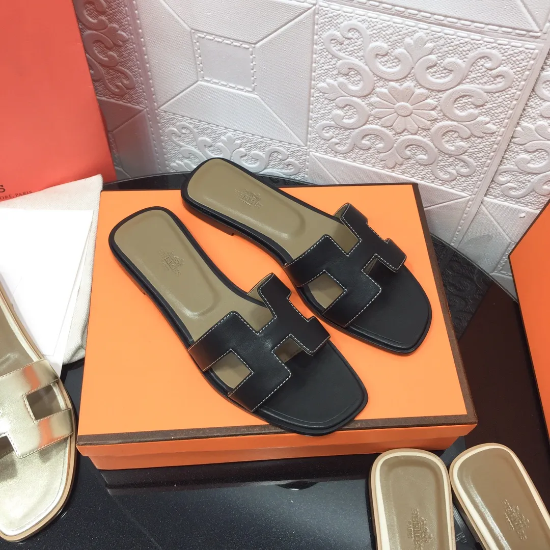 👟👟Ex-factory price 480👟👟 Newly revised version of the 2023 series (Hermès), upgraded packaging, upgraded version and workmanship materials. Hermes®🔴Handmade shoes on the market👟👟 👟👟 Product Hermès slippers🐎 —————————— The most classic, real handmade shoes, even the number of stitches is the same as the original, handmade by masters! ❥High-end customization, exclusive products, industry⚠❥Using: Hermers upper: Italian imported cowhide + original custom-grade Australian sheepskin feet + genuine leather outsole (pursuing top walking comfort) 👟👟 ~~〰〰〰〰❥ Packaging: ✔🚦Pay attention to the packaging➰Exclusive box 〰Original quality on sale━━━━Hermes━━━━━ size: 35-40 (34.41.42 custom-made, non-refundable)